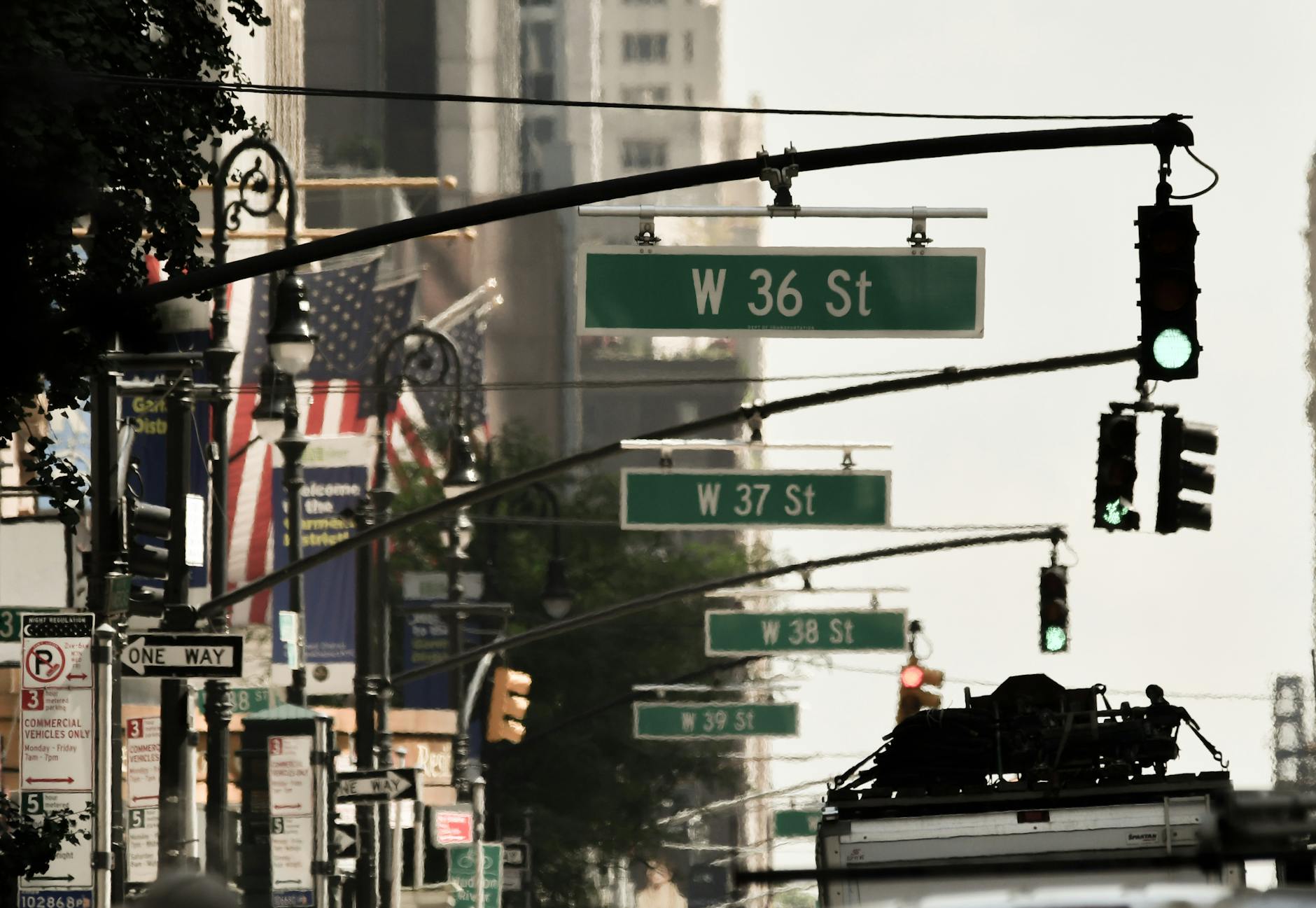 Scena teatralna z dekoracjami do spektaklu Hamnet pokazywanego w Lubaniu