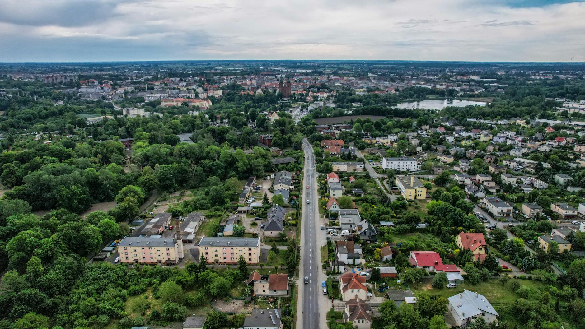 Herb Gminy Lubań z symbolami rozwoju gospodarczego i dotacji