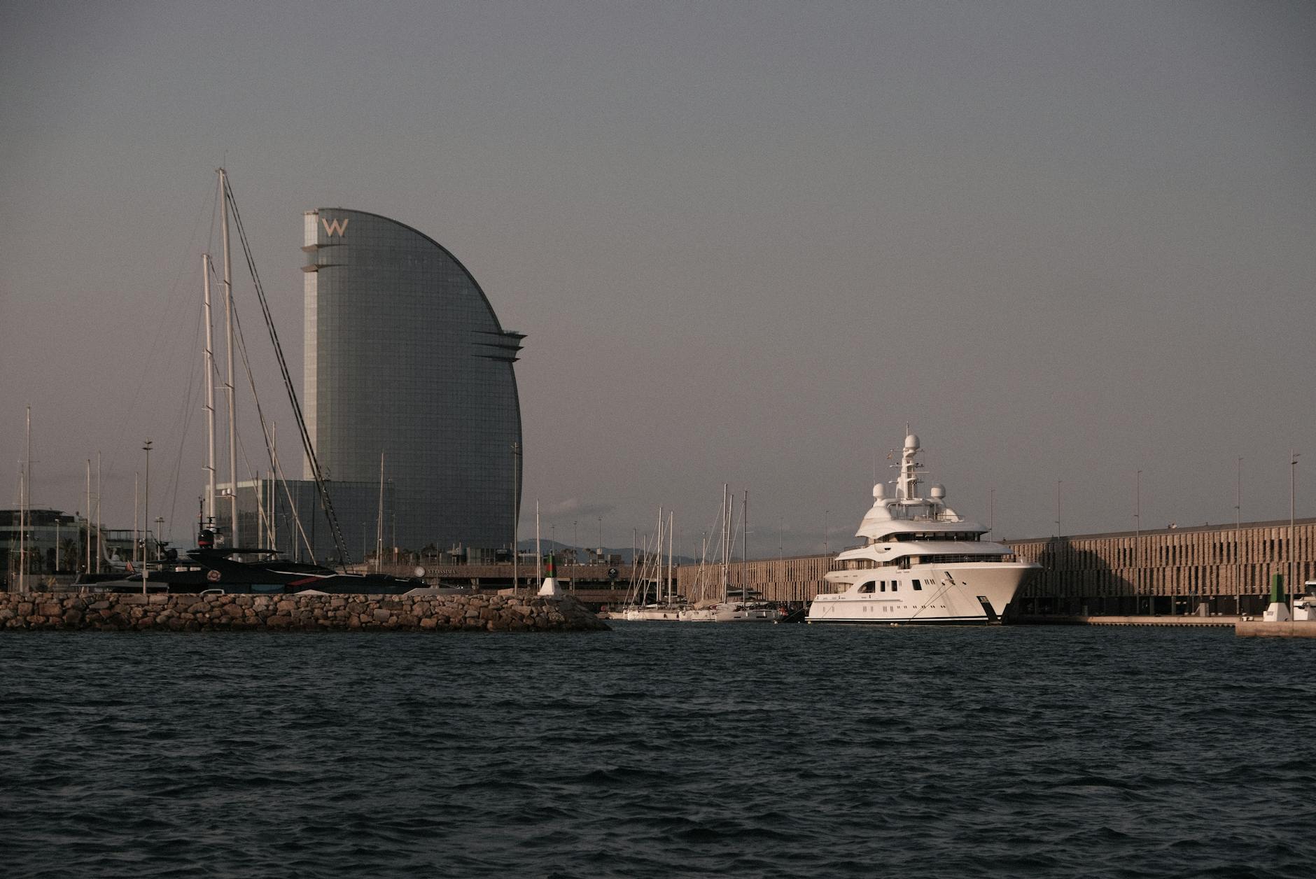 Grupa ludzi podczas wydarzenia ogrodniczego w Lubaniu, z kwiatami i krzewami w tle